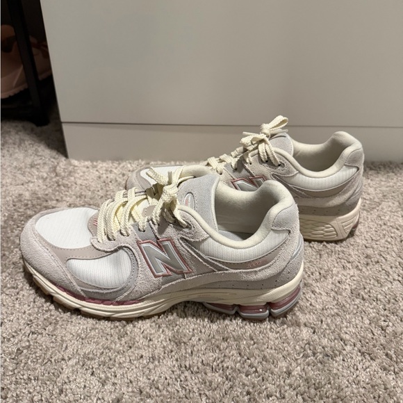 New Balance Women's 2002r - Picture 2 of 8